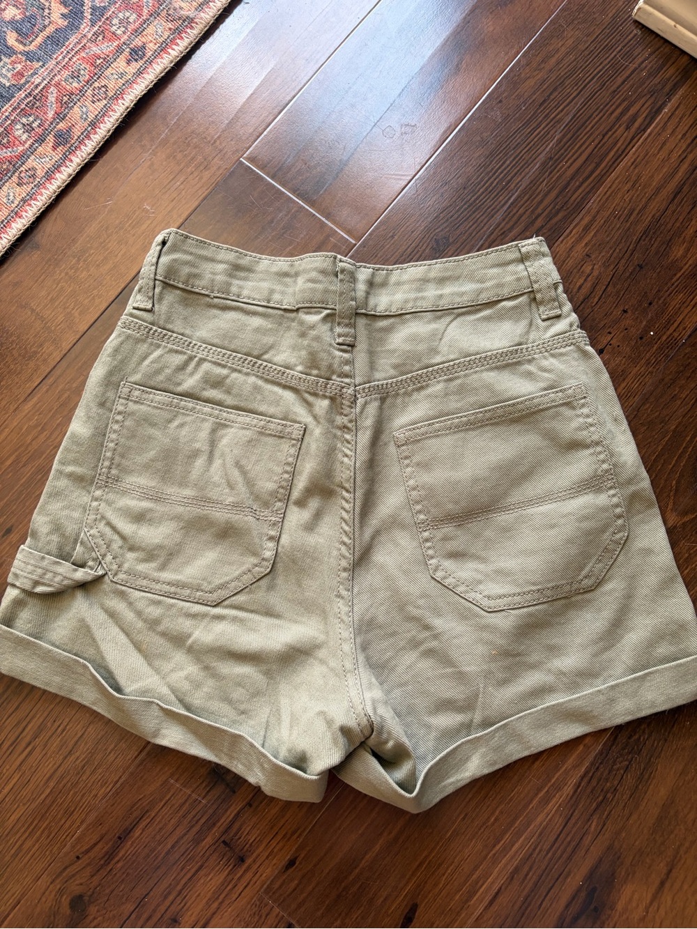 H&M DIVIDED Olive High-Waist Cuffed Women’s Shorts with Pockets, Size XS - Picture 3 of 3